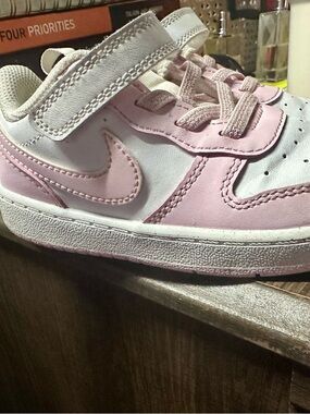 Nike Kids White and Pink Low-Top Sneaker with Hook-and-Loop Strap